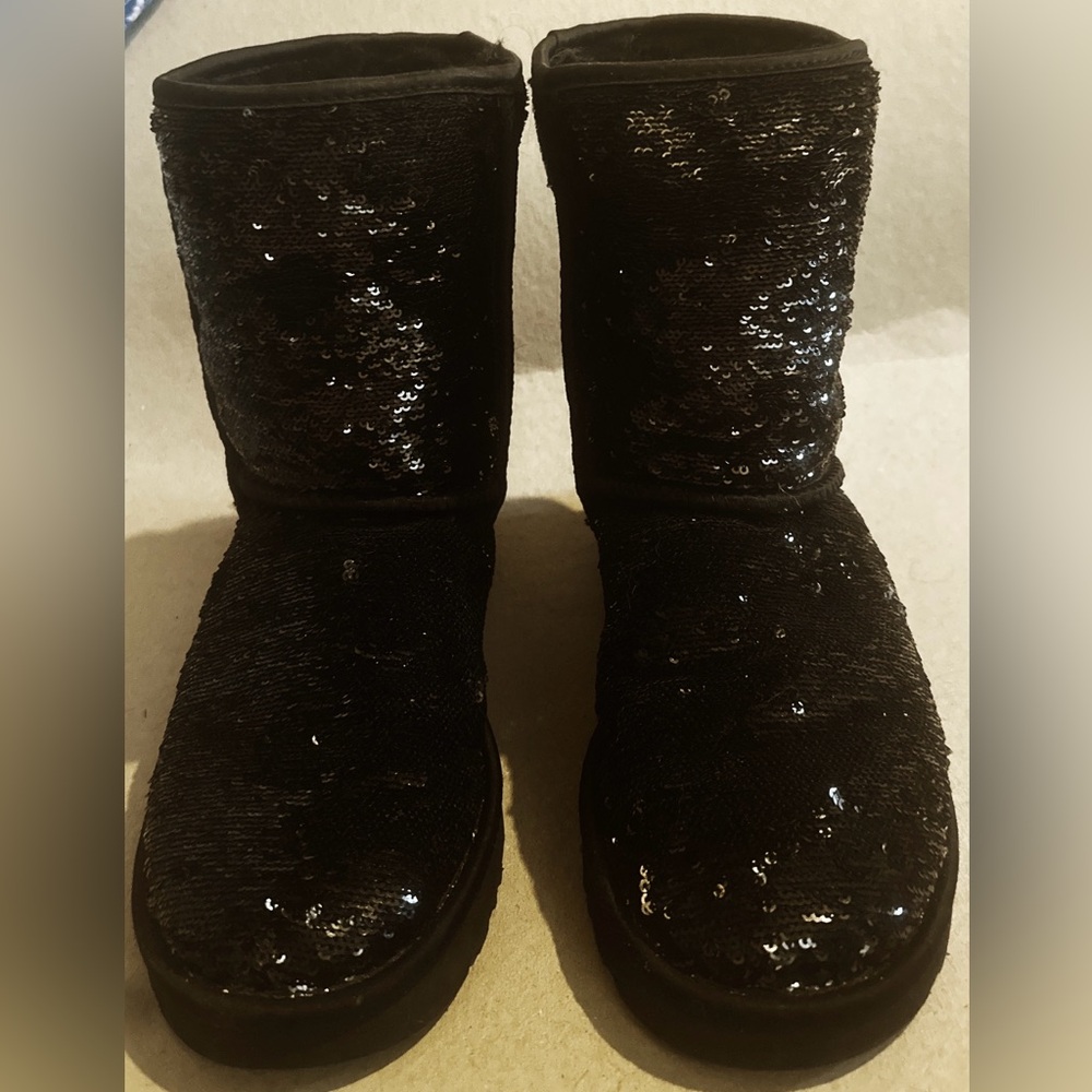 BLACK SEQUIN UGG BOOTS WOMENS/KIDS SIZE 6 EUC WORE TWICE!